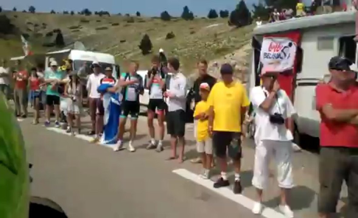 Sur une des motos suiveuses, dans la montée du Ventoux
