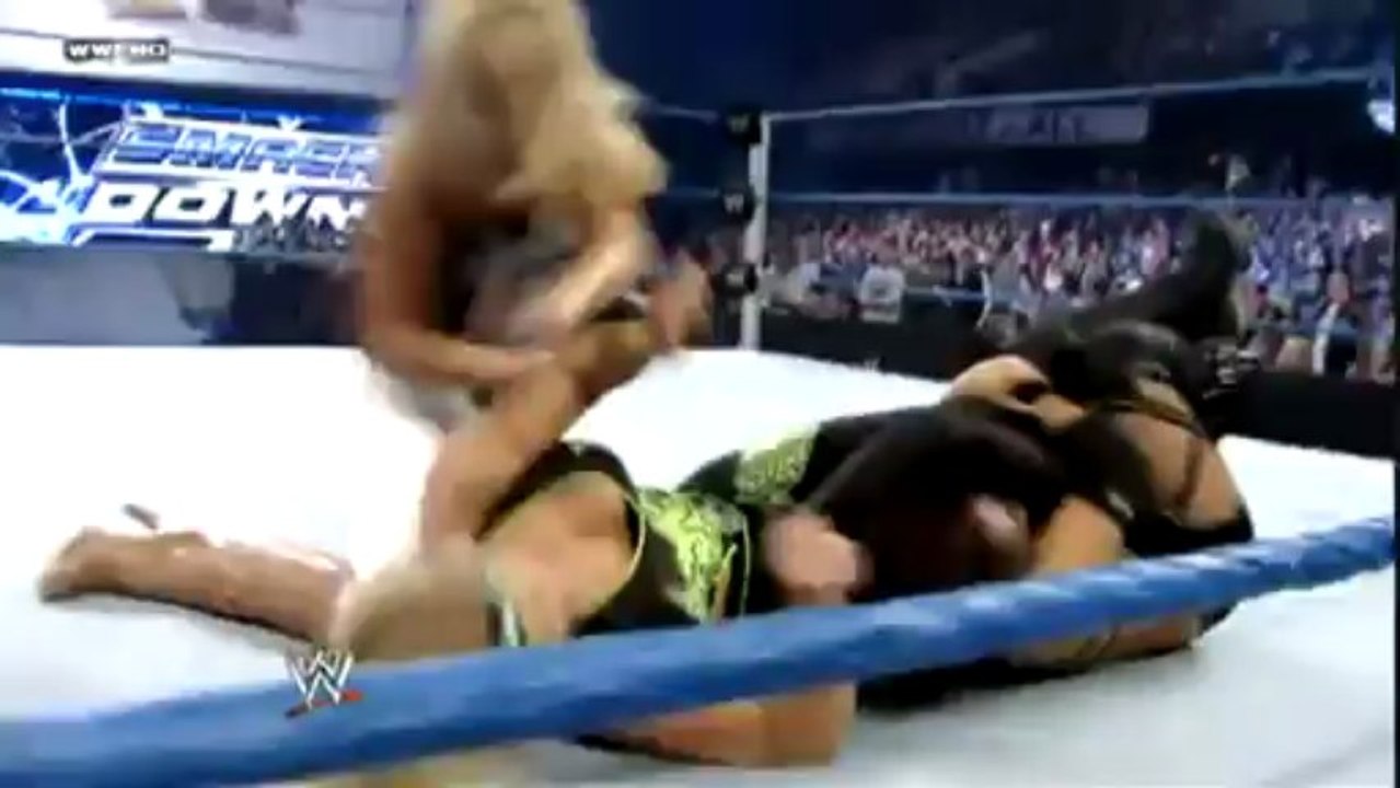 4.BETH PHOENIX VS LAYLA-MICKIE JAMES HELPS BETH
