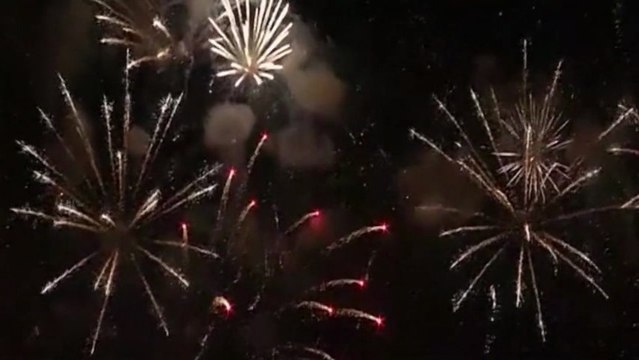 Feu d'artifice : la tour Eiffel aux couleurs arc-en-ciel