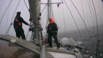 Les marins hissent la grand voile © France Télévisions