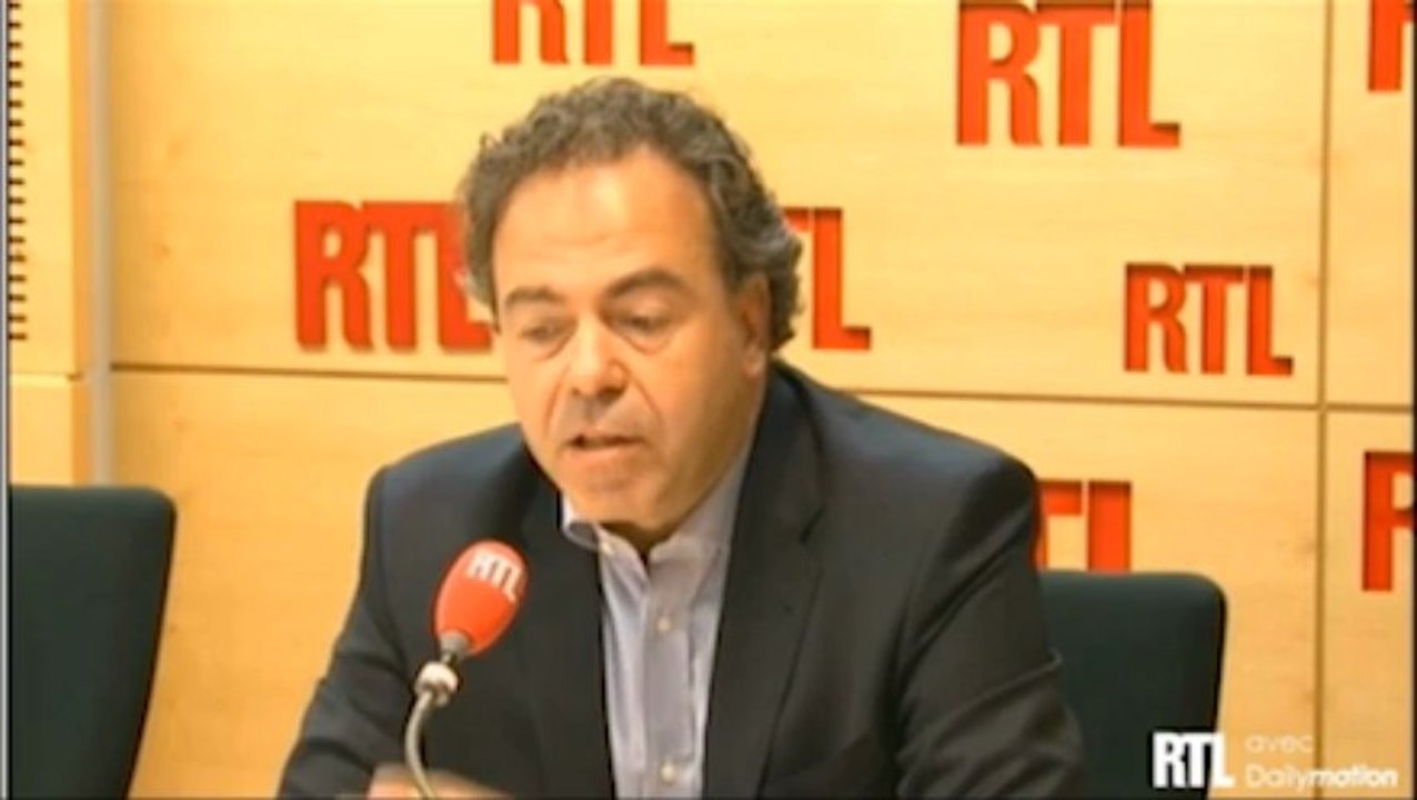 Pour Luc Chatel, la Tour Eiffel aux couleurs de l'arc-en-ciel est une "provocation" de Delanoë