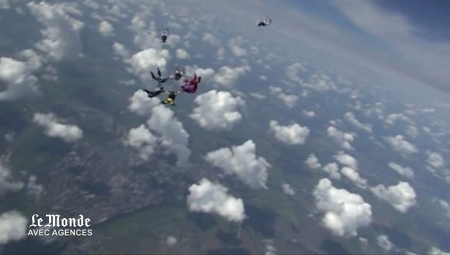 Record : 101 femmes parachutistes russes se jettent dans le vide