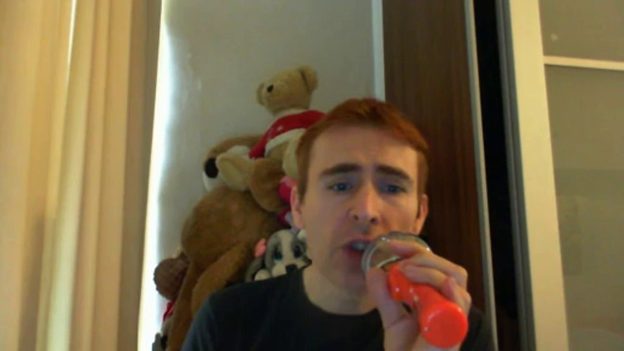 Wiwi égratigne "des feux de joie" d'Elsa Lunghini