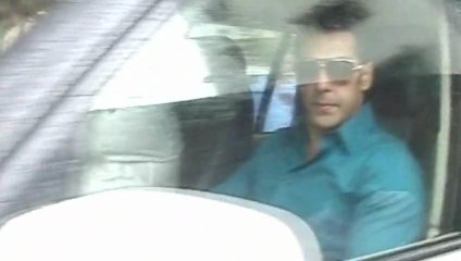 Télécharger la video: Salman Khan Appears In Court - Hit And Run Case - Visuals