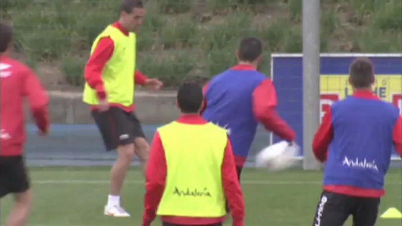 Del Nido amenaza a Negredo con seguir en el Sevilla