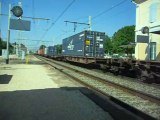 Passage en vitesse d'un train de containers en gare de Sérézin du Rhône