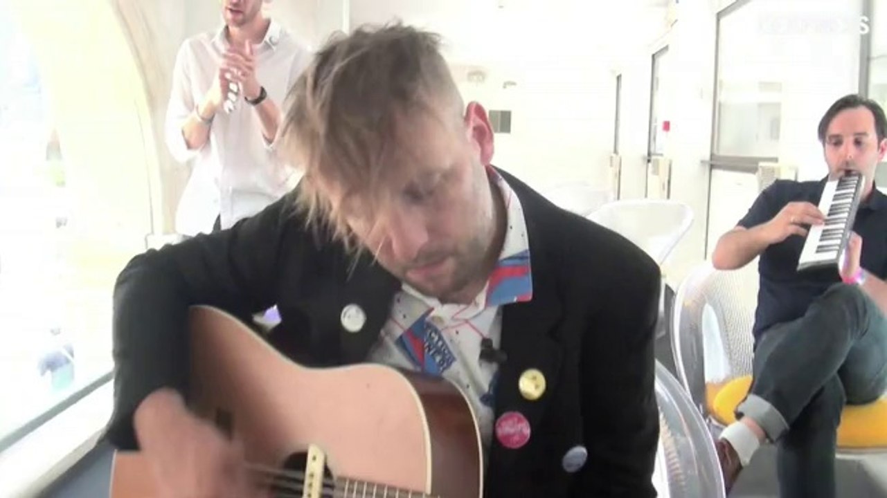 Aline en session acoustique pour L'Express