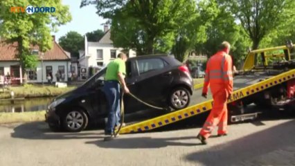 Auto dwars door brug Pekelderdiep in - RTV Noord