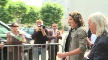 Footballer Cavani seals record-breaking deal with PSG