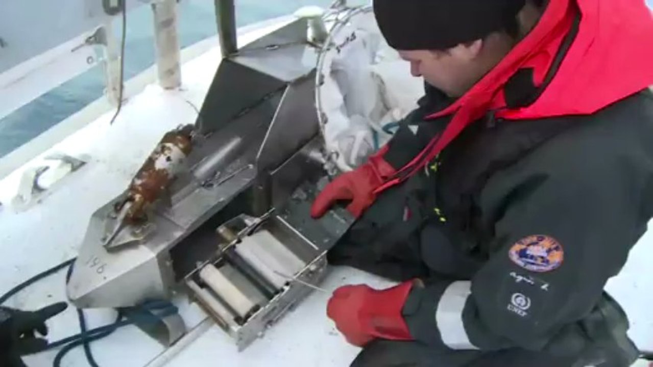 Claudie Marec nous présente le CPR qui permet de capturer du plancton sur des longues distances. Le CPR est traîné derrière Tara entre chaque station scientifique © France Télévisions
