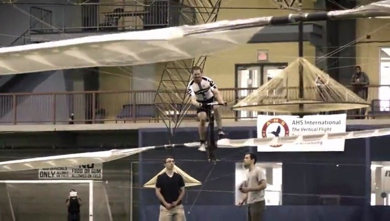 un homme fait voler un hélicoptère à la force de ses jambes!