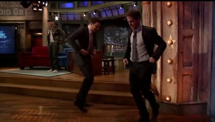 Tải video: Sam Rockwell se met à danser sur le plateau du Late Night Show... Enorme!