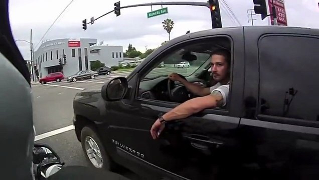 Un motard rencontre Shia LaBeouf à un carrefour!