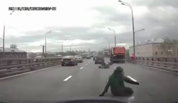 Epic fail of a Policeman in motorcycle!