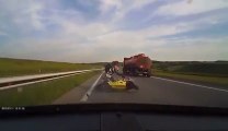 Une voiture renverse une moto sur l'autoroute, à grande vitesse. Fatal!