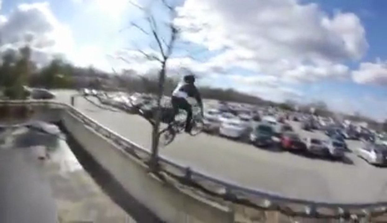 Saut en BMX depuis un toit puis voiture en pleine tête.