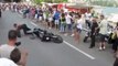 Un motard se gamelle devant la foule - FAIL