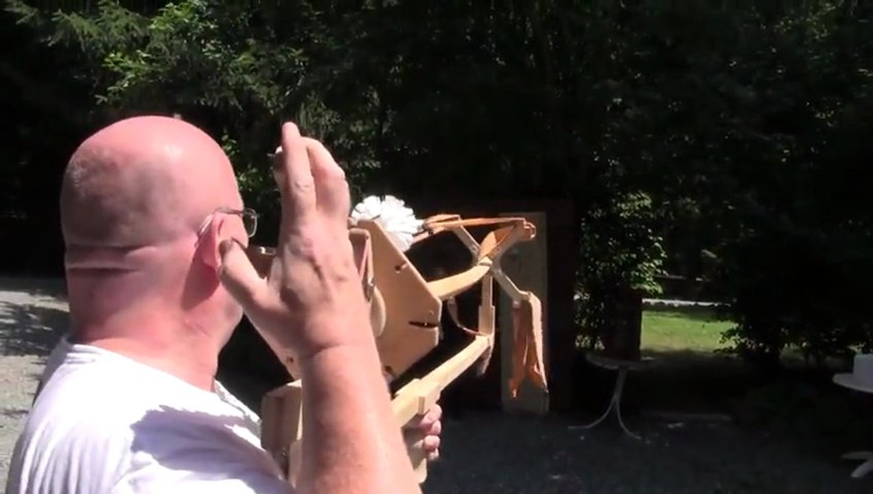 Un revolver géant à base de balai à chiotte...