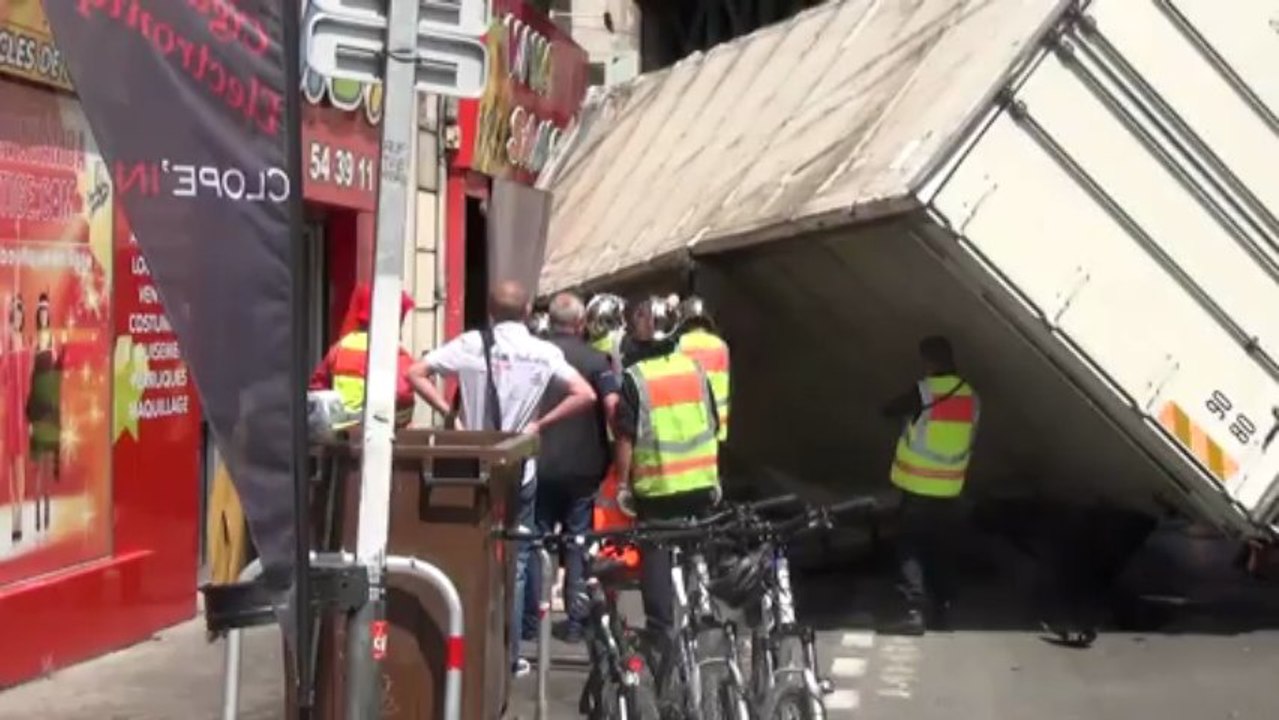 Accident spectaculaire sur le Cours Lieutaud : Un camion s'est retourné