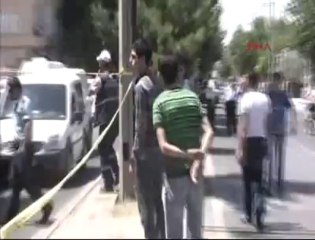 Diyarbakır'da elinde bomba patladı