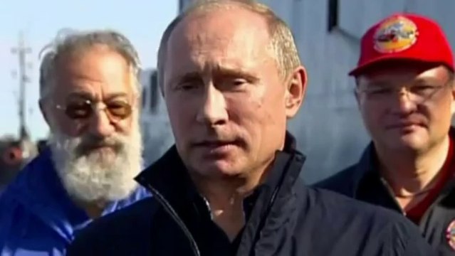 Vladimir Putin takes trip in mini submarine