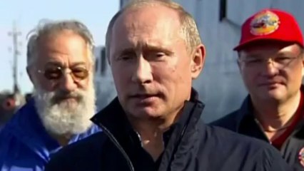 Vladimir Putin takes trip in mini submarine