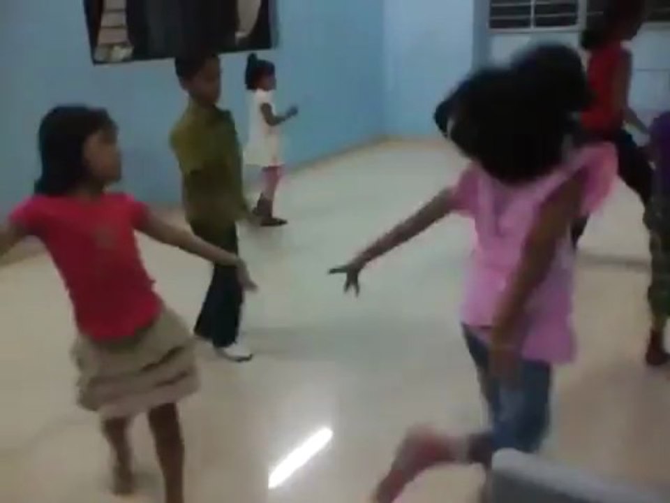 Cute kids dancing to bollywood song dhinka chika from the film Ready