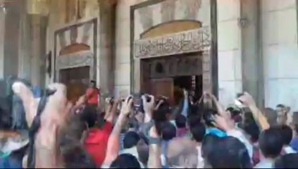 Camiden cemaatle çıktılar