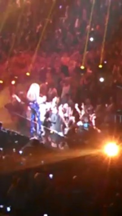 Beyoncé - Irreplaceable @ Nashville (Fan Gets Slain in the Spirit)