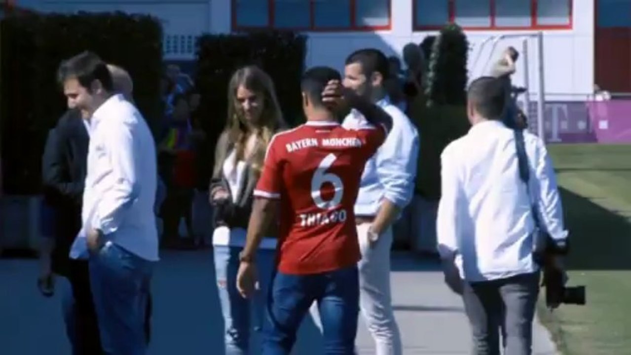 Thiago beim FC Bayern vorgestellt: Seine Freundin immer dabei