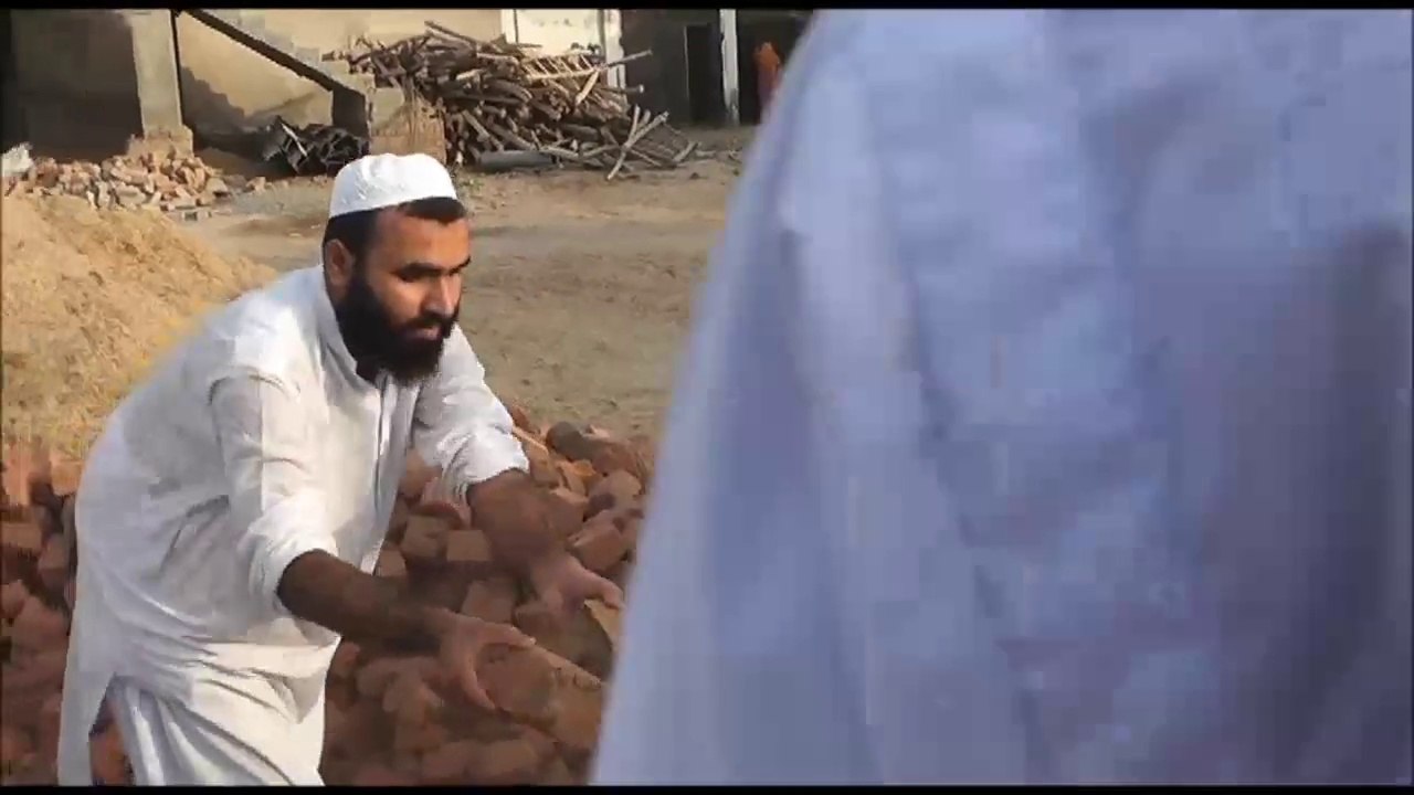 Molana Ilyas Ghuman taking part in Markaz Ahlus Sunnah construction 2013
