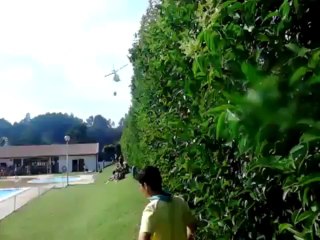 Un hélicoptère bombardier d'eau ravitaille dans une piscine1