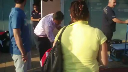 Ο Μίτσελ υπογράφει στην μπλούζα ενός μικρού φιλάθλου του Ολυμπιακού