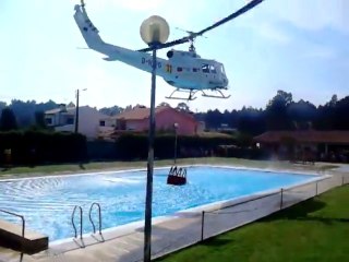 Un hélicoptère prend de l'eau dans une piscine!
