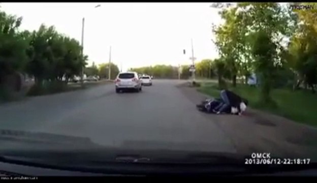 Grosse chute en scooter... doubler par la droite c'est pas bien!!!