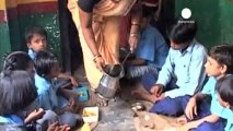 Hindistan'da okulda verilen öğle yemeği 20 çocuğun...