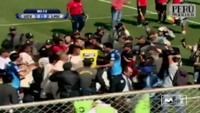 Trener Jose Soto zaatakował policjanta podczas meczu z Cesar Vallejo