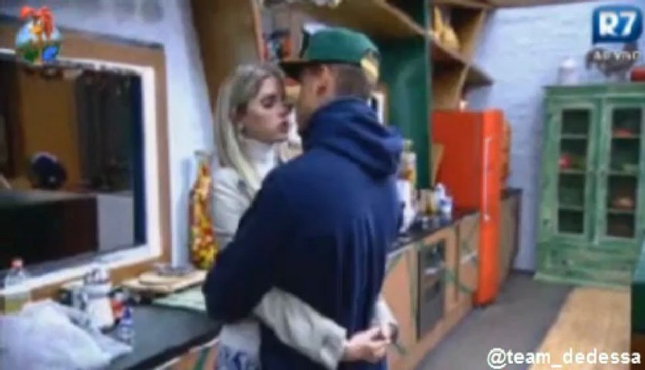 Barbara e Mateus se beijam na cozinha. 16/07