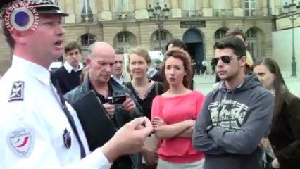 Veilleurs Debout _ dispersion par les CRS du soutien silencieux à Nicolas