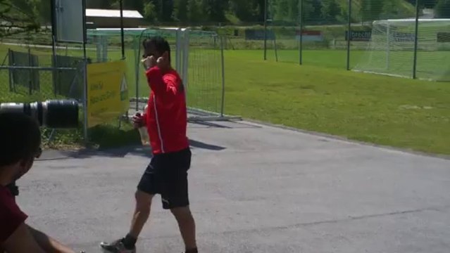 Ο Ιμπαγάσα αποχωρεί από το προπονητικό κέντρο του Ζέεφελντ μετά το τέλος της πρωινής προπόνησης της Τετάρτης (17/7))