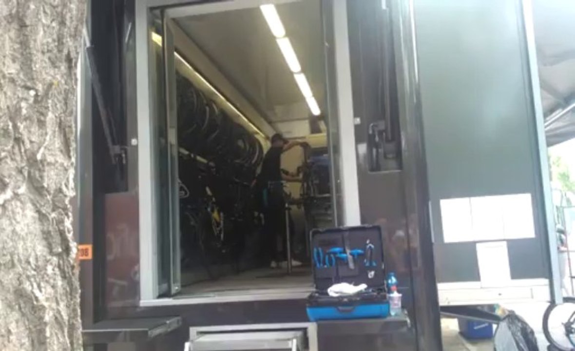 Froome effectue les derniers réglages sur sin vélo de contre la montre