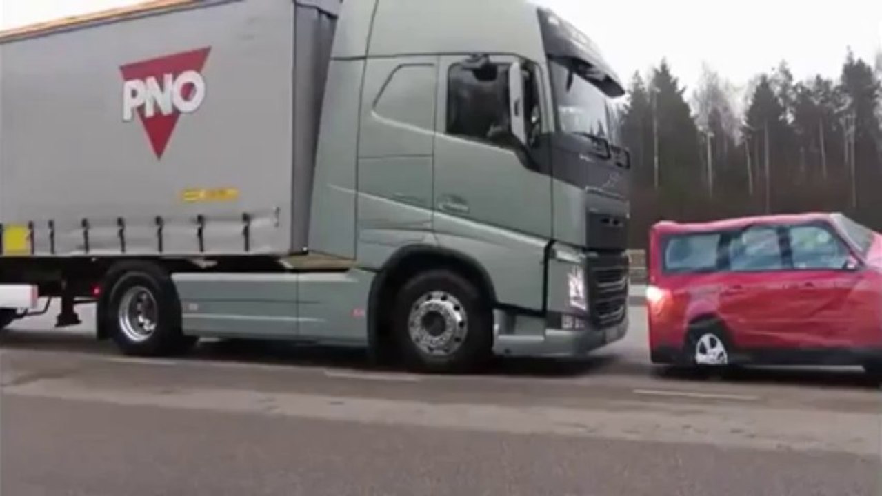 Volvo Kamyon çarpışma ve ani fren testleri _ Watch Closest Thing To Stopping