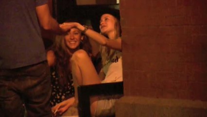 Behati Prinsloo zeigt Verlobungsring