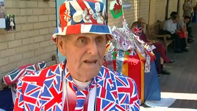 Royalists and media camp out for William and Kate's baby