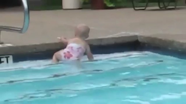 Baby Swims Across Pool in One Breath - Video