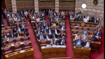Grecia da luz verde al despido de miles de empleados...