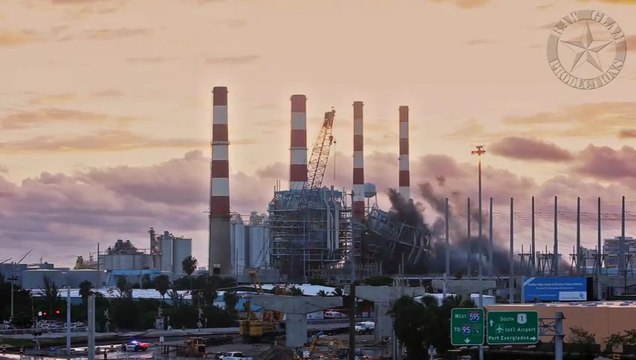 Explosion impressionnante d'une centrale electrique à Fort Lauderdale (FL, USA)