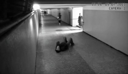 Ce gars se fait défoncer par une fille!