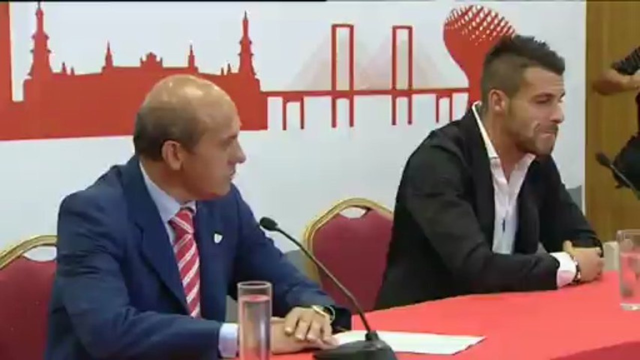 Lágrimas en la despedida de Álvaro Negredo del Sevilla FC