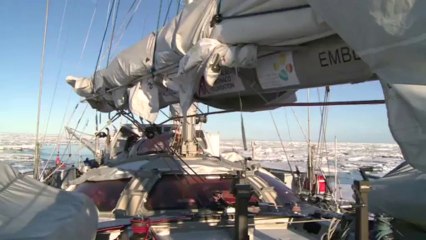 A quatre heures du matin, quelques équipiers de Tara sont réveillés par les bruits de chocs de glace contre la coque en aluminium de la goélette © France Télévisions